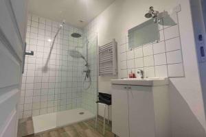 y baño con ducha y lavamanos. en Logement 3 personnes., en Vitry-le-François