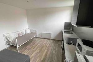 Habitación pequeña con cama y mesa en Logement 3 personnes., en Vitry-le-François