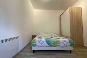 Dormitorio pequeño con cama y armario en Logement 3 personnes., en Vitry-le-François