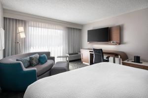 Кровать или кровати в номере Courtyard by Marriott Las Vegas Convention Center