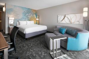 Кровать или кровати в номере Courtyard by Marriott Las Vegas Convention Center