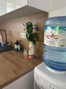 een fles water bovenop een koelkast bij Sara in Jajce