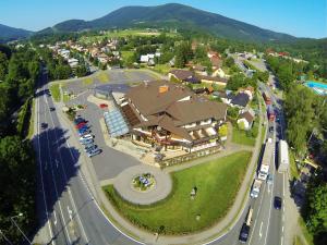 una vista sul soffitto di una grande casa su una strada di Hotel Eroplán a Rožnov pod Radhoštěm