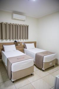 Tempat tidur dalam kamar di Revitalle Hotel