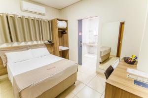 Tempat tidur dalam kamar di Revitalle Hotel