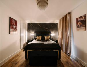 Кровать или кровати в номере Casa Amor - Kinky Hotel UK