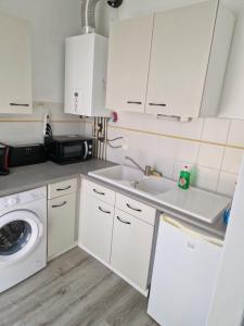 A kitchen or kitchenette at STUDIO MEUBLÉ ET RÉNOVÉ