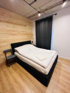 Una cama o camas en una habitación de Apartamenty LOFTykocin