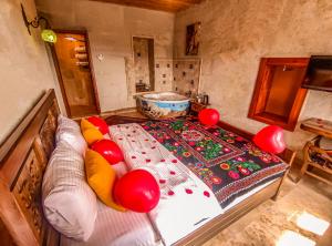 ein Schlafzimmer mit einem Bett mit roten Ballons darauf in der Unterkunft My Story Cave Hotel in Uchisar