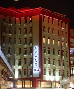 un edificio con un cartel en el costado en Grand 464 Otel, en Rize