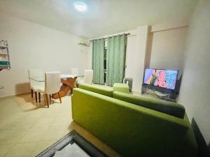 Televizorius ir (arba) pramogų centras apgyvendinimo įstaigoje Durres beach apartment