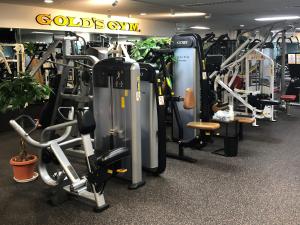 een fitnessruimte met rijen hometrainers en loopbanden bij APA Hotel Nagoya Sakae Ekimae EXCELLENT in Nagoya