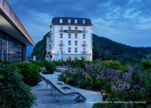 un hotel con un cartel en el lateral de un edificio en Bürgenstock Hotel & Alpine Spa, en Bürgenstock