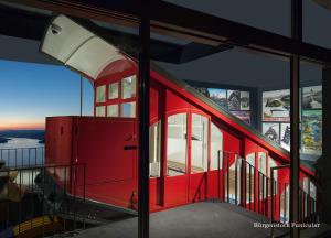 un tren rojo dentro de un edificio con ventanas en Bürgenstock Hotel & Alpine Spa, en Bürgenstock