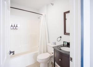 bagno bianco con servizi igienici e lavandino di Hotel Callista a Norwich