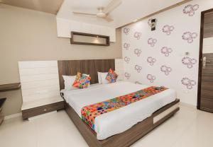 Tempat tidur dalam kamar di Hotel Amber Railway station