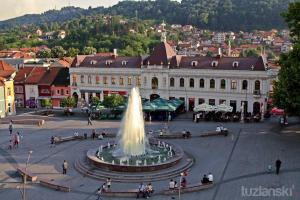 una fontana in una piazza di fronte a un edificio di Apartmani Sarah 4 Tuzla a Tuzla