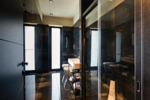 bagno con servizi igienici e porta a vetri di Etrus - Boutique Room & Rooftop a Pontecagnano