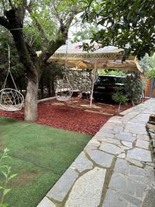 ein Auto, das unter einem Zelt neben einem Baum parkt in der Unterkunft safari house in Tbilisi City