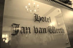 Un certificat, premiu, logo sau alt document afișat la Hotel Jan van Werth