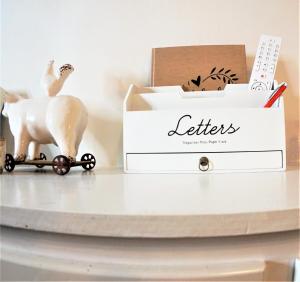 a box on a table with a figurine of a sheep at Kleine Villa - ganzes Stadthäuschen für Gruppen Familien oder nur zu Zweit in Bamberg