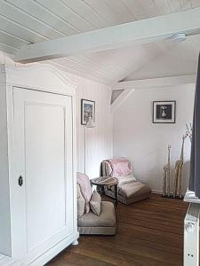 a living room with two chairs and a table at Kleine Villa - ganzes Stadthäuschen für Gruppen Familien oder nur zu Zweit in Bamberg