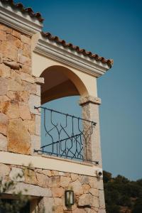 uma varanda de um edifício com uma janela em Villa Alba Sul Mare em Budoni