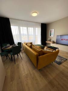 Televízia a/alebo spoločenská miestnosť v ubytovaní Cozy Stay Apartment