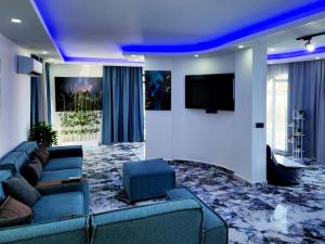 uma sala de estar com sofás e uma televisão de ecrã plano em Luxury villa imperial em Belek