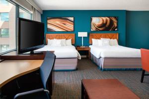 Tempat tidur dalam kamar di Residence Inn by Marriott Las Vegas Hughes Center