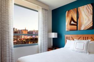 Tempat tidur dalam kamar di Residence Inn by Marriott Las Vegas Hughes Center