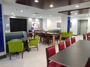 Кът за сядане в Holiday Inn Express Hotel & Suites Albuquerque Midtown, an IHG Hotel