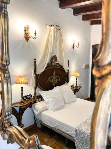 - une chambre avec un lit et 2 tables avec des lampes dans l'établissement Hotel Servilia, à Carmona