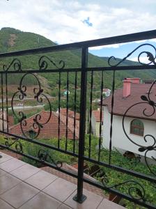 - une vue depuis le balcon d'une maison dans l'établissement Centaur Family Hotel, à Rila