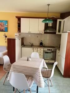 A kitchen or kitchenette at GingerBED Apartman