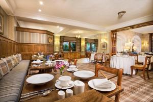 een restaurant met tafels en stoelen in een kamer bij Yewfield Vegetarian Guest house in Ambleside