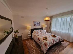 A bed or beds in a room at Two Pines, whole home in Tullamarine near airport!