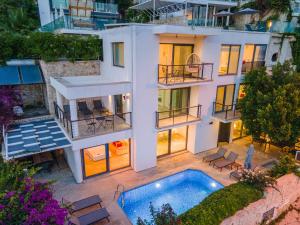 einem Luftblick auf ein Gebäude mit einem Pool in der Unterkunft Luxus Villa Skyla mit 5 Schlafzimmern & Meer-Blick in Kaş