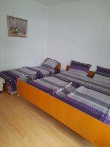 3 bedden staan in een kamer bij Vila Veronika in Ohrid