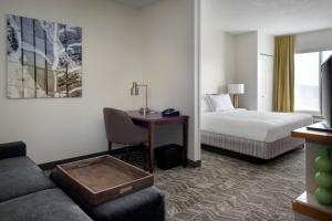 SpringHill Suites Danbury 객실 침대