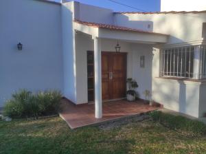 una casa con una porta d'ingresso e un portico di DIVINA Y COMODA CASA EN SAN LORENZO PARA 5 PERSONAS!! a San Lorenzo