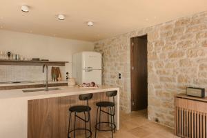 A kitchen or kitchenette at Home By The Sea