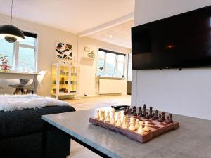 Cozy apartment in Klaksvík في كلاكسفيك: غرفة معيشة مع طاولة شطرنج