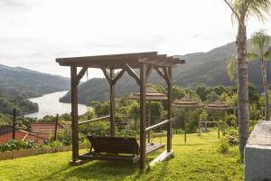 una panchina con gazebo in erba di Quinta Flor de Lis, Gerês a Vieira do Minho