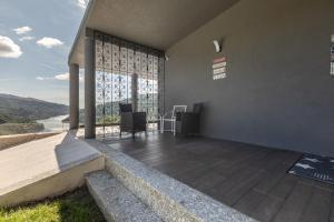 una casa con balcone affacciato su un fiume di Quinta Flor de Lis, Gerês a Vieira do Minho