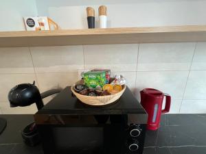 una cesta de comida encima de un microondas en MRM Aparthome, en Floreşti