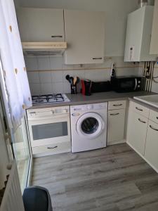 A kitchen or kitchenette at STUDIO MEUBLÉ ET RÉNOVÉ