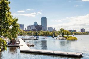 Blick auf einen Fluss mit Booten in einer Stadt in der Unterkunft Residence Inn by Marriott Boston Harbor on Tudor Wharf in Boston