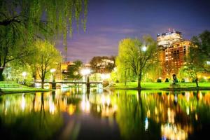 eine Stadt in der Nacht mit einem Fluss und Gebäuden in der Unterkunft Residence Inn by Marriott Boston Harbor on Tudor Wharf in Boston