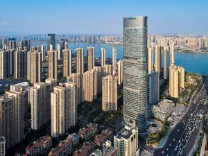 eine Luftansicht einer Stadt mit hohen Gebäuden in der Unterkunft Hilton Changsha Riverside in Changsha